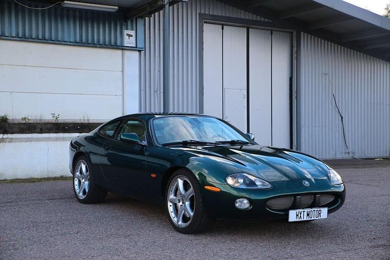 Grön (jaguar racing green metallic) Begagnad 2004 Jaguar XK R Sportkupé | 334 000 kr - Bild 1/4