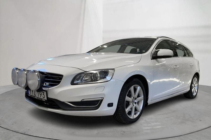 Vit Begagnad 2018 Volvo V60 Momentum Kombi | 198 800 kr - Bild 1/4