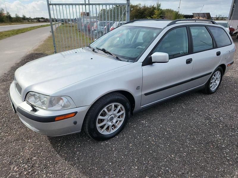 Ljusgrå (grå) Begagnad 2002 Volvo V40 Kombi | 16 900 kr (Marknadspris) - Bild 1/4