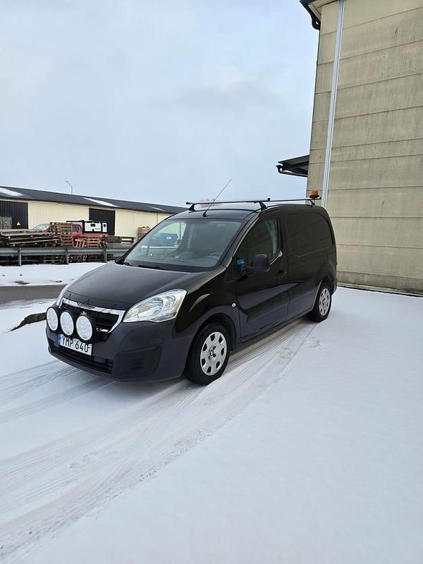 Svart Begagnad 2017 Peugeot Partner Minibuss | 79 000 kr (Bra pris) - Bild 1/4