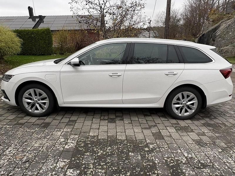 Vit Begagnad 2022 Skoda Octavia Business Line Kombi | 279 000 kr (Marknadspris) - Bild 1/4