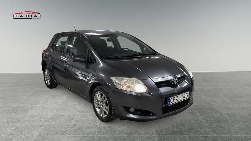 Grå Begagnad 2009 Toyota Auris Halvkombi | 39 500 kr (Marknadspris) - Bild 1/4