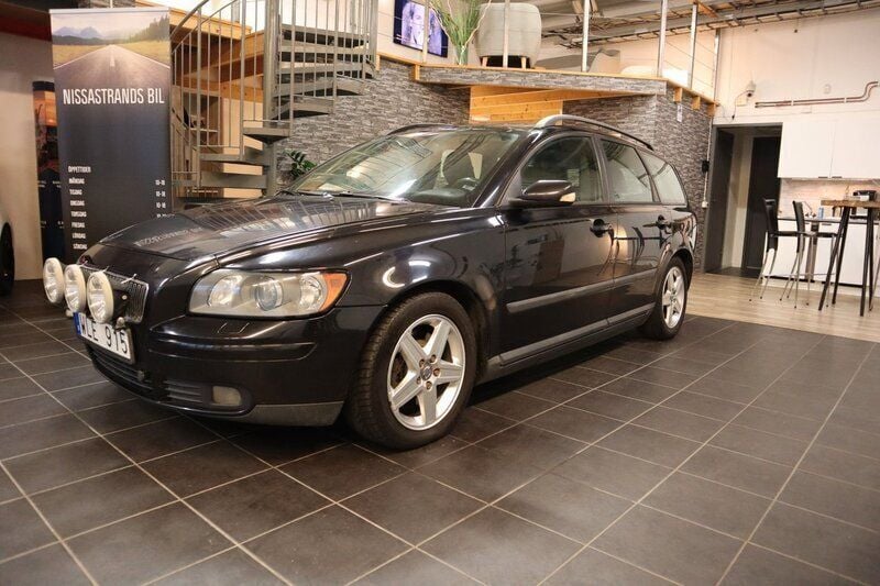 Svart Begagnad 2004 Volvo V50 Kinetic Kombi | 26 900 kr (Marknadspris) - Bild 1/4