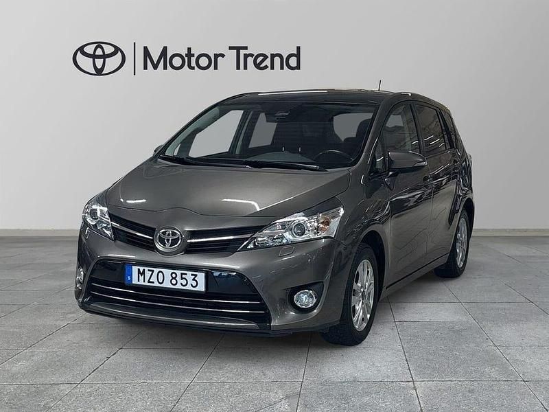 Grå Begagnad 2016 Toyota Verso Minibuss | 149 000 kr (Marknadspris) - Bild 1/4