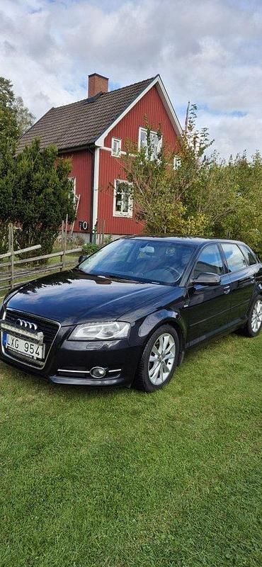 Svart Begagnad 2013 Audi A3 Sportback Halvkombi | 55 000 kr (Superpris) - Bild 1/4