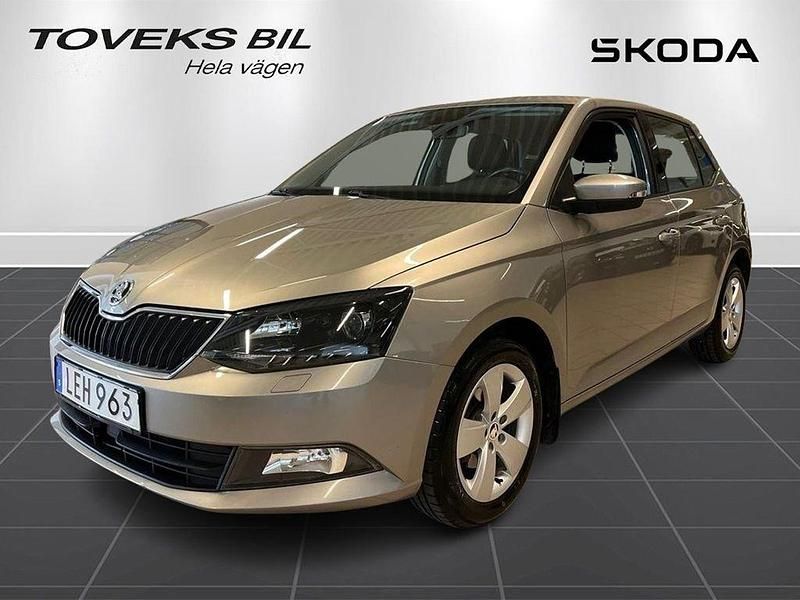 Ljusbrun (cappuccinobeige metallic) Begagnad 2017 Skoda Fabia Style Halvkombi | 99 000 kr (Marknadspris) - Bild 1/4