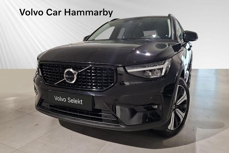 Svart Begagnad 2022 Volvo XC40 Plus SUV | 408 900 kr (Lite dyr) - Bild 1/3