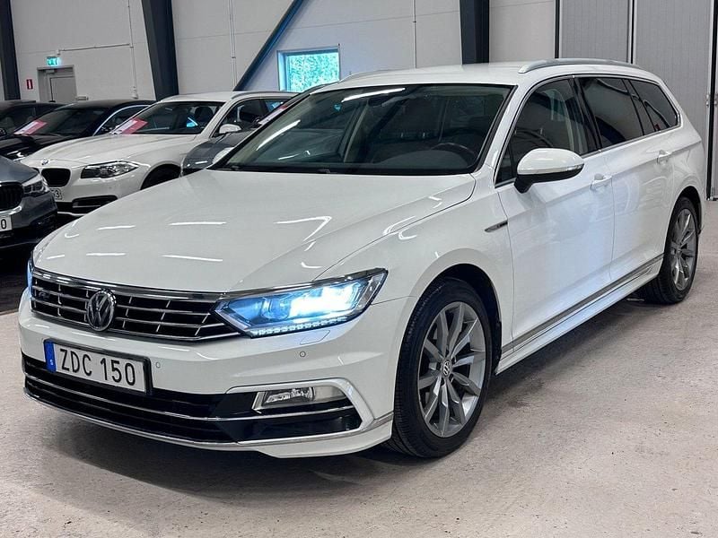 Vit Begagnad 2017 VW Passat R-line Kombi | 199 700 kr (Marknadspris) - Bild 1/4