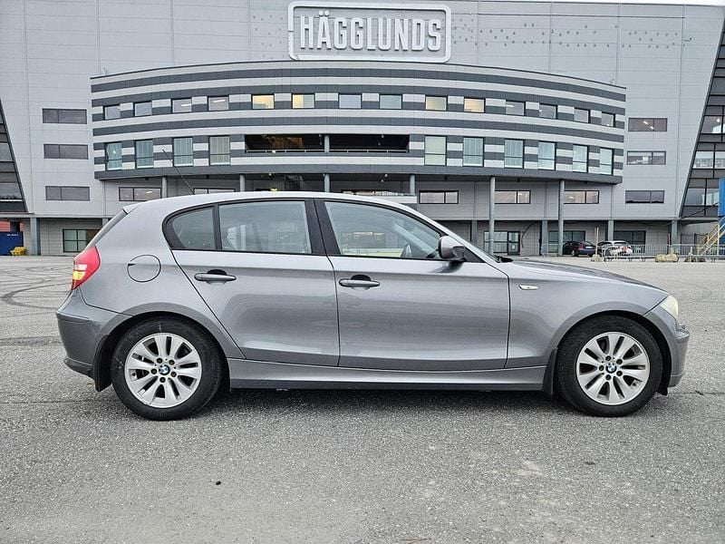 Grå Begagnad 2011 BMW 118 Comfort Edition Halvkombi | 75 000 kr (Bra pris) - Bild 1/4