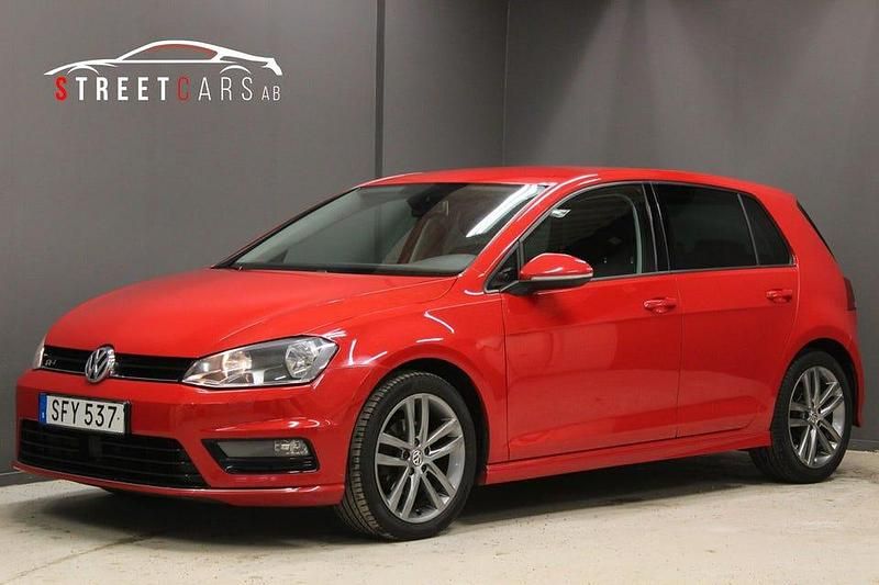 Röd Begagnad 2015 VW Golf VII R-line Halvkombi | 124 900 kr (Marknadspris) - Bild 1/4