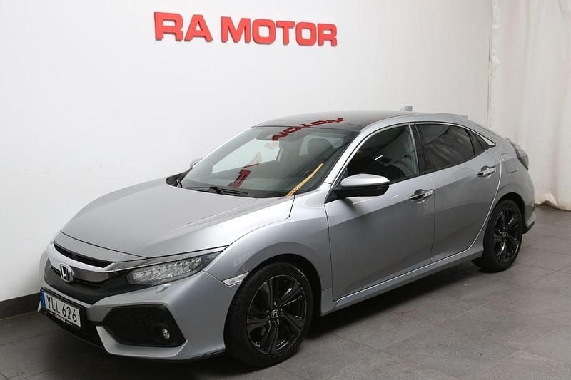 Silver (lunar silver (svart skinn)) Begagnad 2017 Honda Civic Prestige Halvkombi | 199 900 kr (Marknadspris) - Bild 1/3