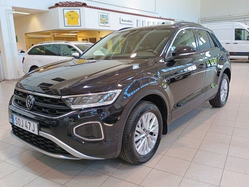 Svart (deep black pearl) Begagnad 2022 VW T-Roc Life SUV | 264 900 kr (Marknadspris) - Bild 1/4