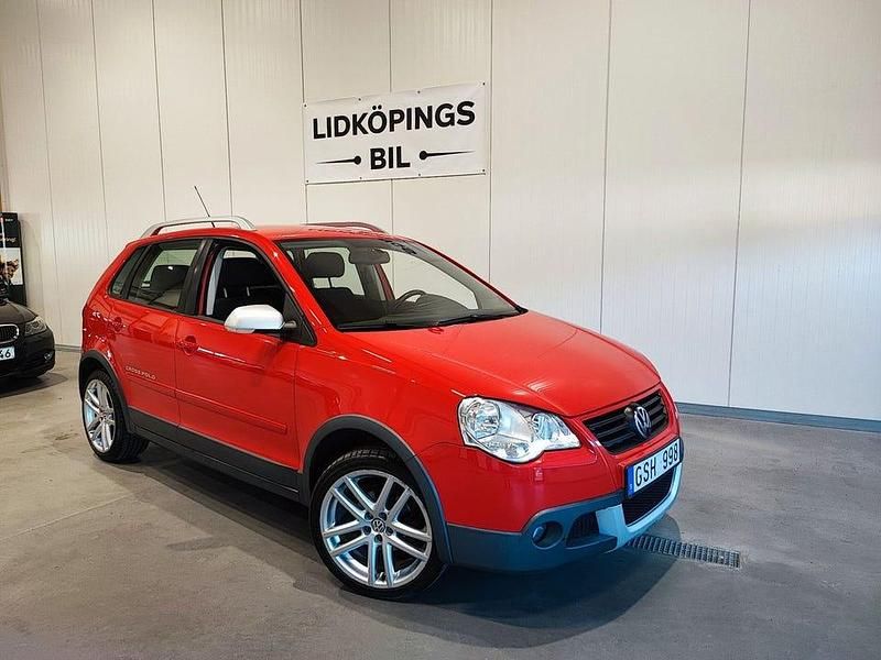 Röd Begagnad 2007 VW Polo Cross Halvkombi | 65 000 kr - Bild 1/4