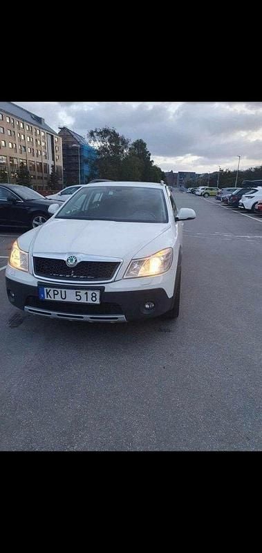 Vit Begagnad 2010 Skoda Octavia Scout Kombi | 40 000 kr (Marknadspris) - Bild 1/4