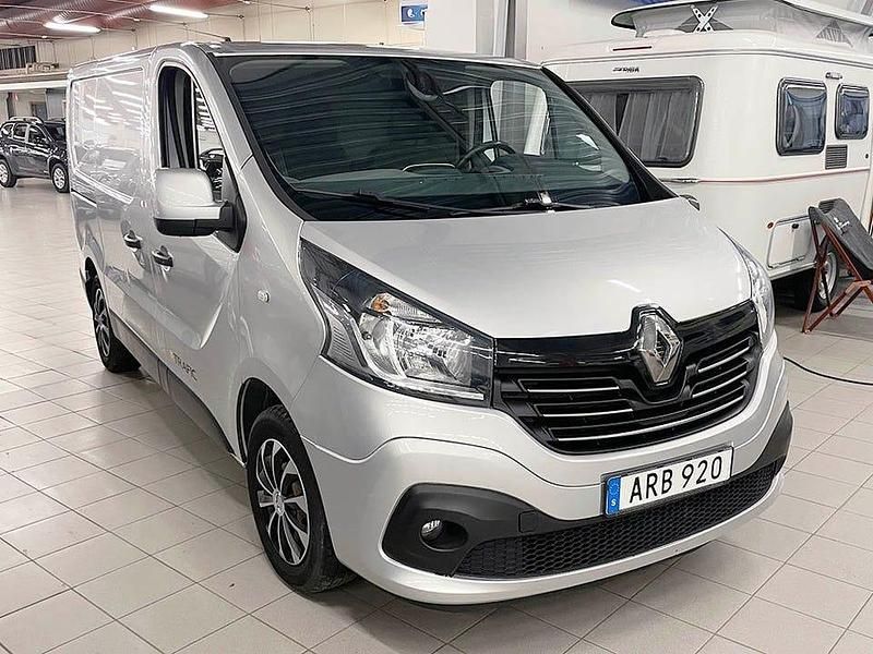 Begagnad Renault Trafic 120 HK (88 kW) 2015 Silver Minibuss