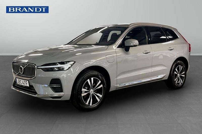 Grå Begagnad 2025 Volvo XC60 Core SUV | 519 900 kr (Marknadspris) - Bild 1/4