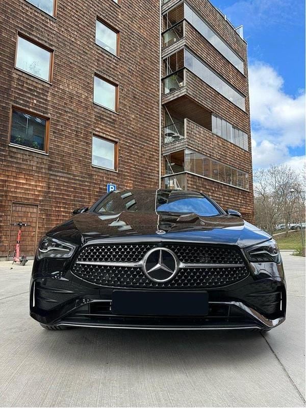 Svart Begagnad 2024 Mercedes CLA250e Shooting Brake AMG Kombi | 399 000 kr (Marknadspris) - Bild 1/4