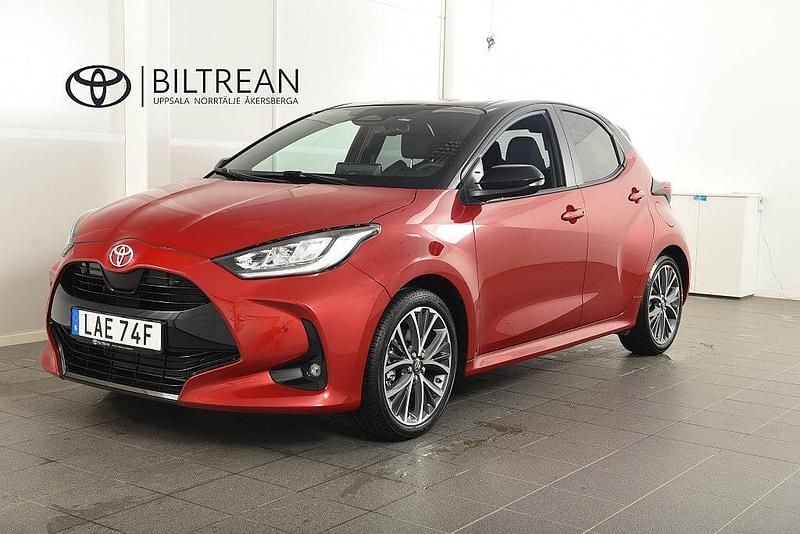 Röd Begagnad 2024 Toyota Yaris Hybrid Style Halvkombi | 299 900 kr (Marknadspris) - Bild 1/4