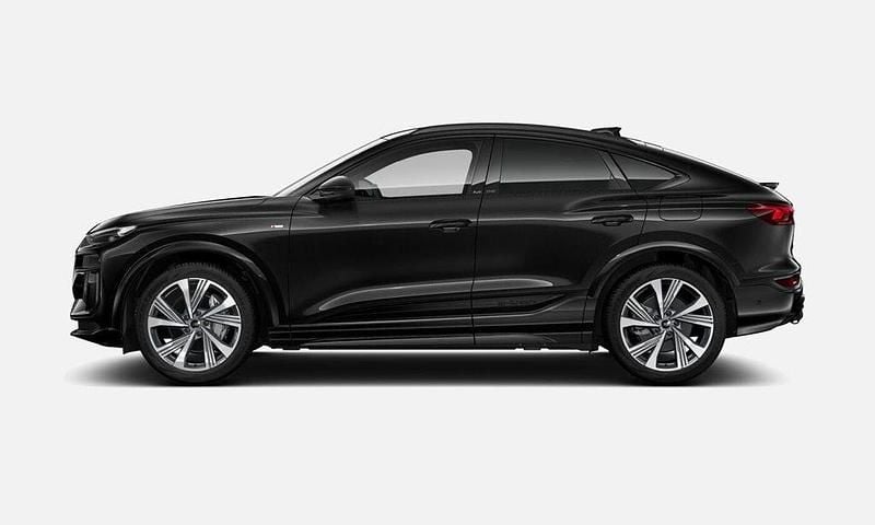 Svart (mytsvart metallic) Ny 2025 Audi Q6 Sportback e-tron S-Line SUV | 1 020 900 kr - Bild 1/4