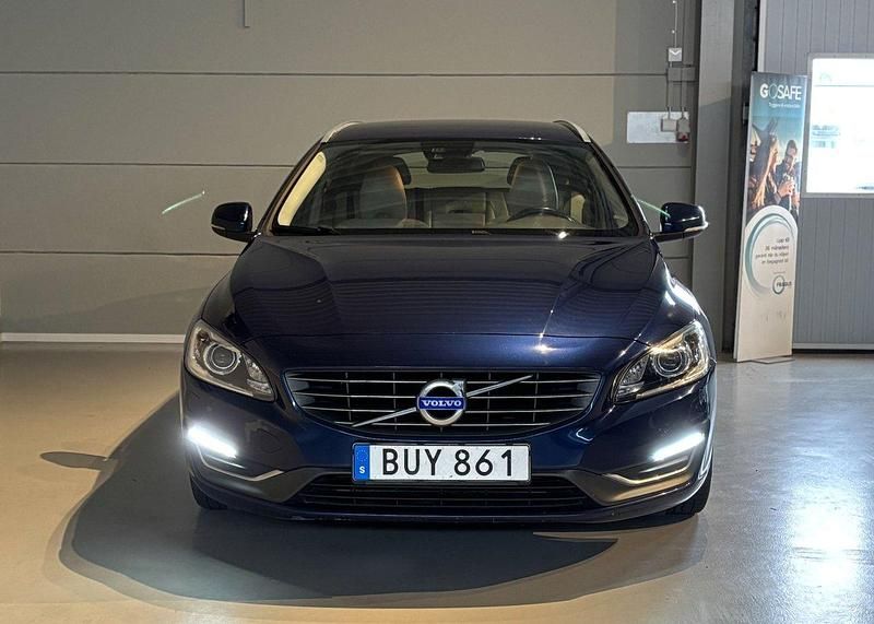 Blå Begagnad 2014 Volvo V60 Momentum Kombi | 104 900 kr (Marknadspris) - Bild 1/4