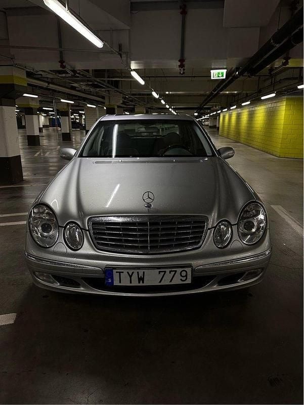 Silver Begagnad 2003 Mercedes E500 Sedan | 79 900 kr - Bild 1/4