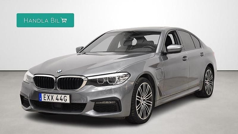 Blå Begagnad 2019 BMW 530e iPerformance Sedan | 259 900 kr (Lite dyr) - Bild 1/4