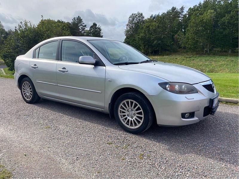 Grå Begagnad 2008 Mazda 3 Exclusive-Line Sedan | 32 000 kr (Dyr) - Bild 1/4