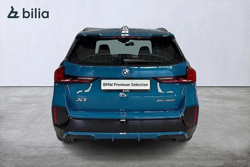 Begagnad BMW X1 M Sport 327 HK (240 kW) 2025 Blå (blue bay lagoon metallic ) SUV