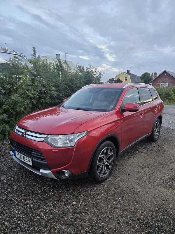 Röd Begagnad 2015 Mitsubishi Outlander SUV | 79 000 kr (Dyr) - Bild 1/4