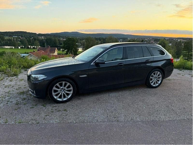 Grå Begagnad 2017 BMW 520 Comfort Edition Kombi | 169 000 kr - Bild 1/4