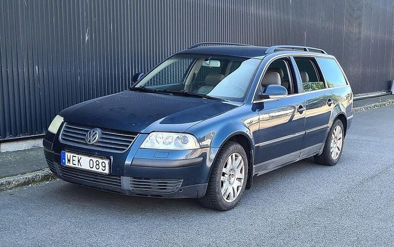 Mörkgrå (grå) Begagnad 2004 VW Passat Trendline Kombi | 5 900 kr (Superpris) - Bild 1/4