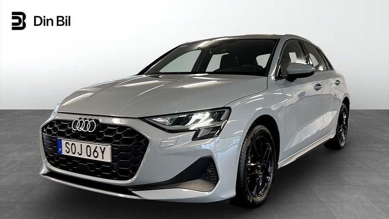 Grå Begagnad 2025 Audi A3 Sportback Proline Halvkombi | 314 900 kr (Marknadspris) - Bild 1/4