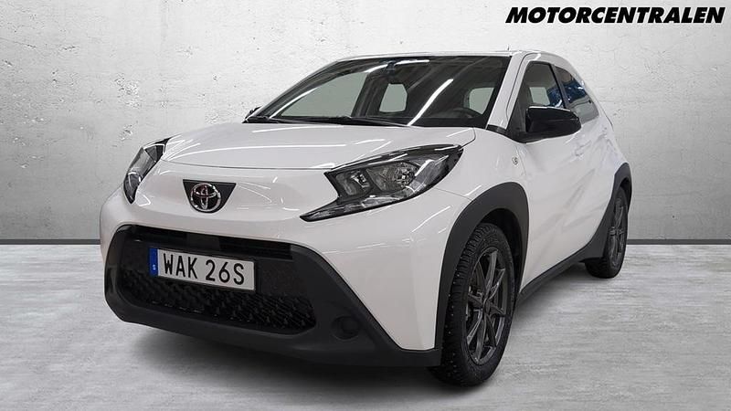 Vit Begagnad 2023 Toyota Aygo X SUV | 157 900 kr (Marknadspris) - Bild 1/3