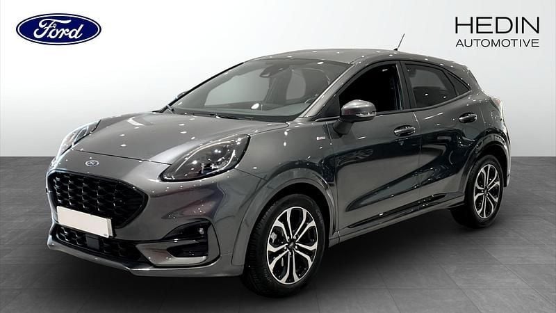 Grå (grey) Begagnad 2022 Ford Puma Gen-E ST-Line SUV | 219 900 kr (Marknadspris) - Bild 1/4