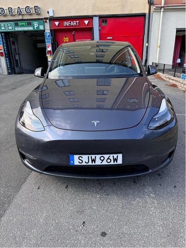 Grå Begagnad 2022 Tesla Model Y Long Range AWD SUV | 339 000 kr (Marknadspris) - Bild 1/4