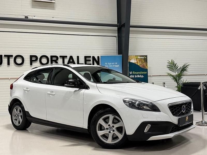 Begagnad Volvo V40 Momentum 114 HK (83 kW) 2013 Vit Halvkombi