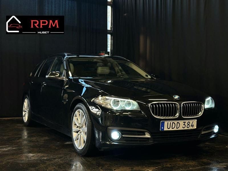Svart Begagnad 2017 BMW 520 Sport Line Kombi | 174 900 kr (Superpris) - Bild 1/4