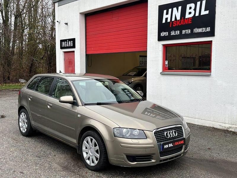 Ljusbrun Begagnad 2006 Audi A3 Sportback Attraction Halvkombi | 69 000 kr (Marknadspris) - Bild 1/4