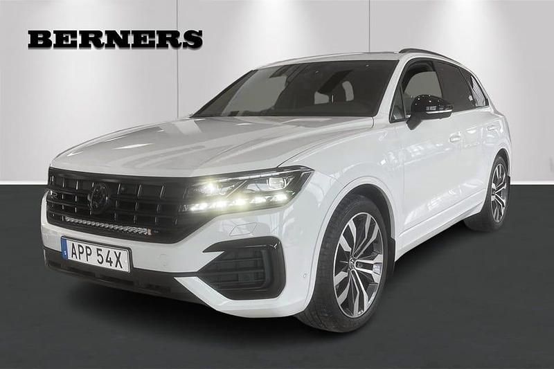 Vit Begagnad 2023 VW Touareg R-line SUV | 619 900 kr (Marknadspris) - Bild 1/4