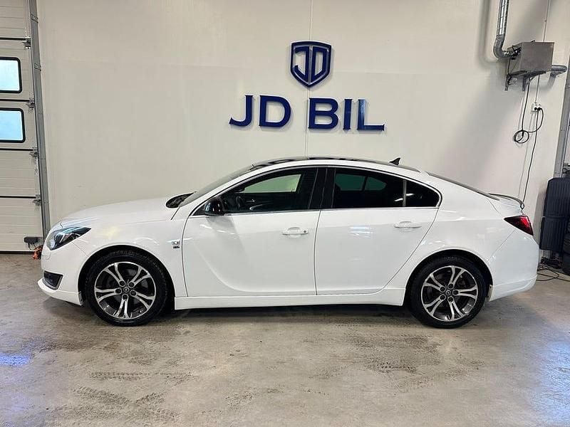 Begagnad Opel Insignia Business 194 HK (142 kW) 2014 Vit Halvkombi