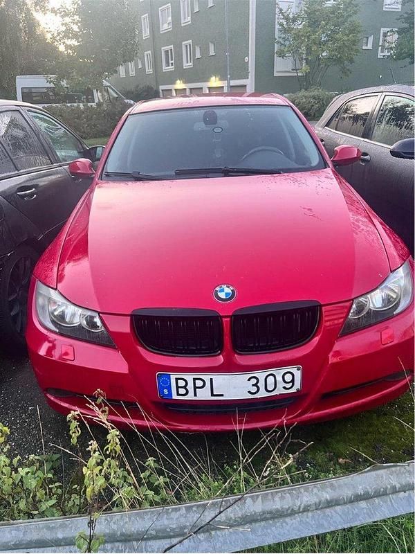 Röd Begagnad 2007 BMW 320 Advantage Sedan | 58 000 kr (Marknadspris) - Bild 1/4