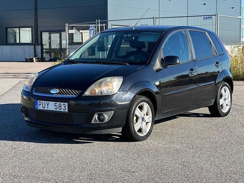 Svart Begagnad 2008 Ford Fiesta Halvkombi | 26 900 kr (Marknadspris) - Bild 1/4