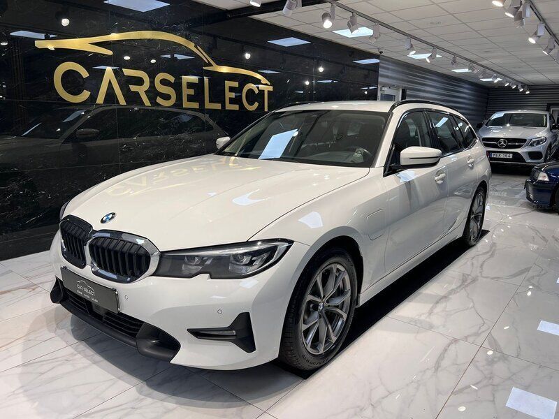 Vit Begagnad 2021 BMW 330e Sport Line Kombi | 259 900 kr (Marknadspris) - Bild 1/4
