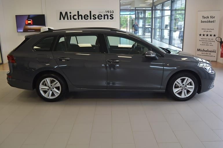 Begagnad VW Golf VIII Life 131 HK (96 kW) 2024 Grå Kombi