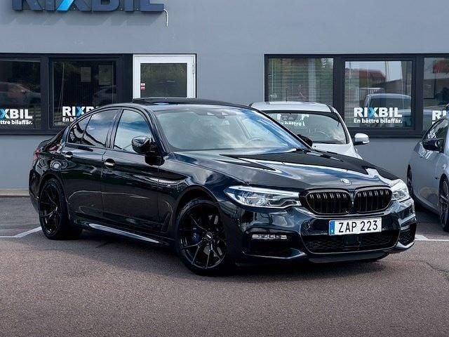Svart Begagnad 2018 BMW 530 M Sport Sedan | 349 900 kr (Marknadspris) - Bild 1/4