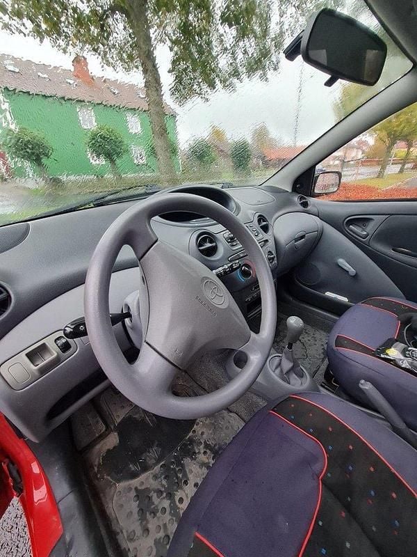 Röd Begagnad 2002 Toyota Yaris Halvkombi | 14 500 kr (Bra pris) - Bild 1/4