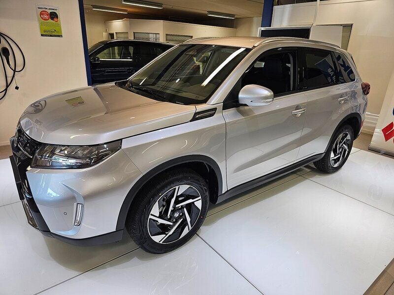 Grå Ny 2025 Suzuki Vitara SUV | 361 800 kr - Bild 1/4