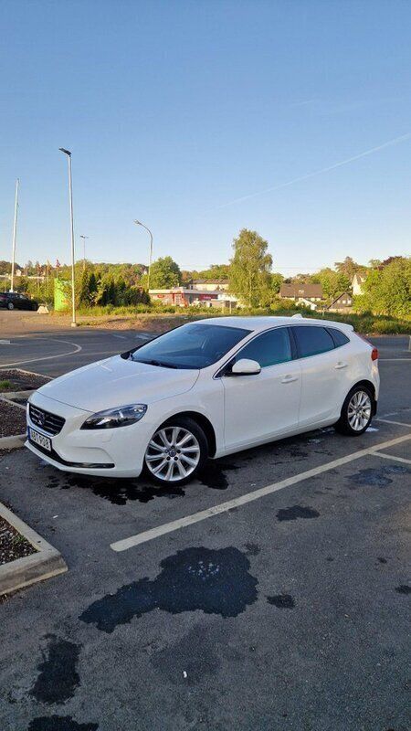 Vit Begagnad 2014 Volvo V40 Kombi | 155 000 kr (Marknadspris) - Bild 1/4