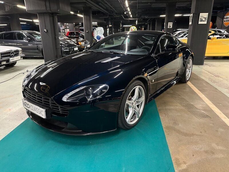 Blå Begagnad 2015 Aston Martin V8 Vantage Sportkupé | 845 000 kr - Bild 1/4