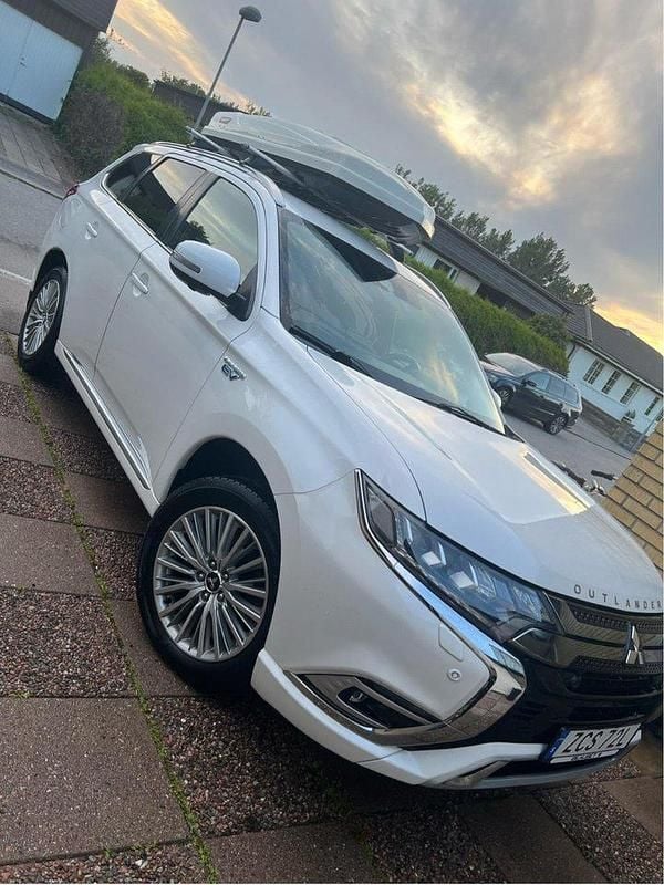 Vit Begagnad 2020 Mitsubishi Outlander P-HEV SUV | 220 000 kr (Marknadspris) - Bild 1/4